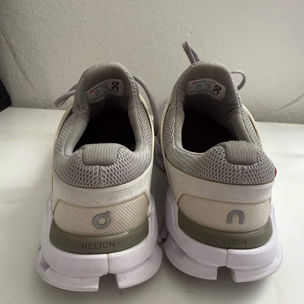 On Running women size 10
Gray Athletic Shoes - Picture 5 of 9